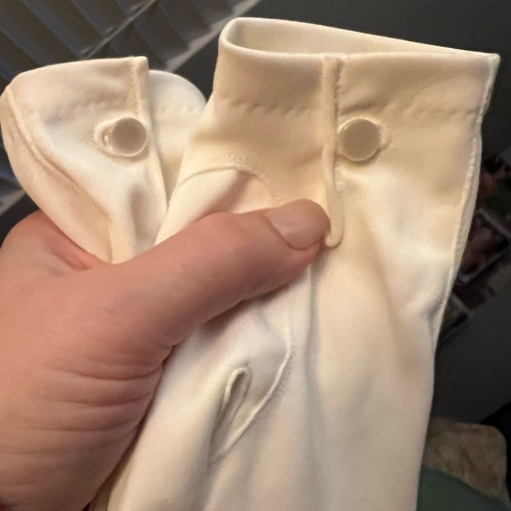 NEIMAN & MARCUS Vintage white/cream gloves, in excellent condition, size 7.